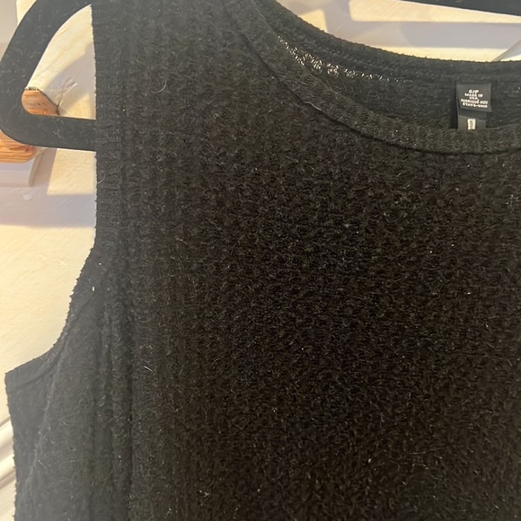 Black lightweight sweater with shoulder cutouts - Picture 5 of 5